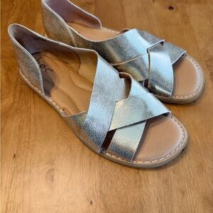 B.O.C. Kamryn Metallic Champagne Gold Cross Strap Flat Sandals BC0034946 Size 8M